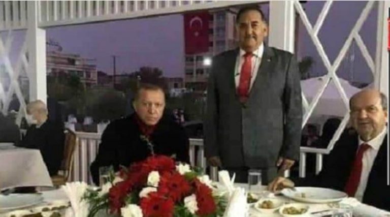 Φωτογραφία-σοκ: Ο δολοφόνος του Σολωμού ποζάρει μαζί με Ερντογάν και Τατάρ στα Κατεχόμενα