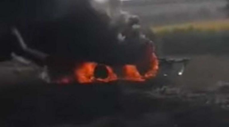 Αδιανόητη τραγωδία! Κάηκε ζωντανός σε αυτό το φλεγόμενο τρακτέρ! (βίντεο)