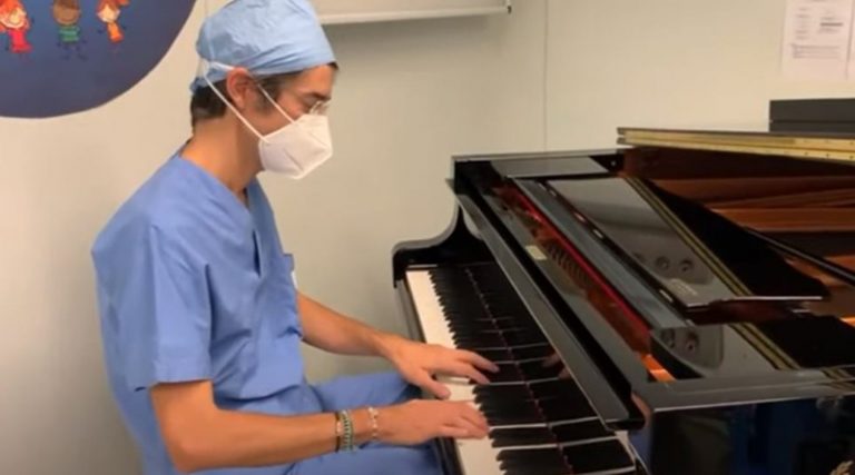 Συγκινητική στιγμή: Γιατρός έπαιζε πιάνο δίπλα σε 10χρονο ασθενή σε επέμβαση αφαίρεσης όγκου (βίντεο)