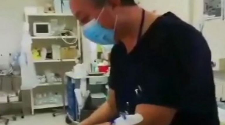 Συγκινητικό βίντεο: Γιατρός με ορό στο χέρι προσφέρει τις υπηρεσίες του σε ασθενή