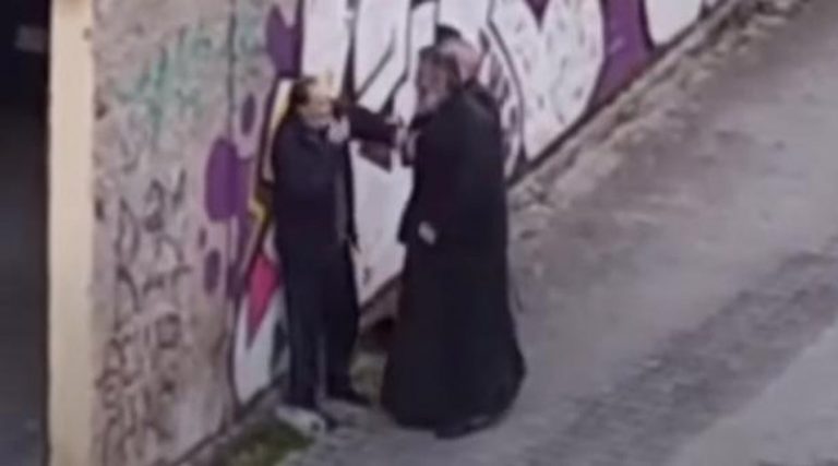 Απίστευτο: Ιερέας έδειρε ηλικιωμένο στη μέση του δρόμου! (βίντεο)
