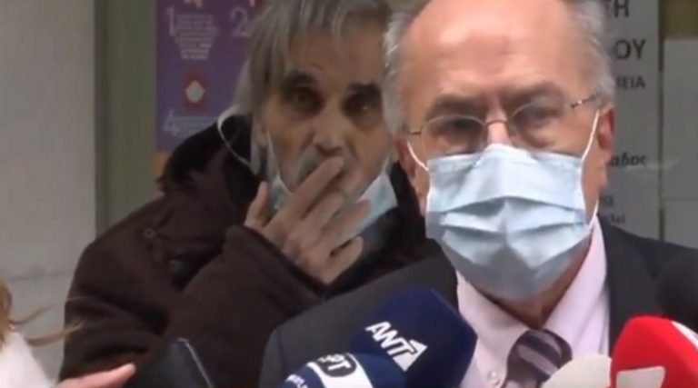 Θεριακλής άναψε τσιγάρο έξω από κλινική ενώ γίνονταν δηλώσεις στις κάμερες (βίντεο)