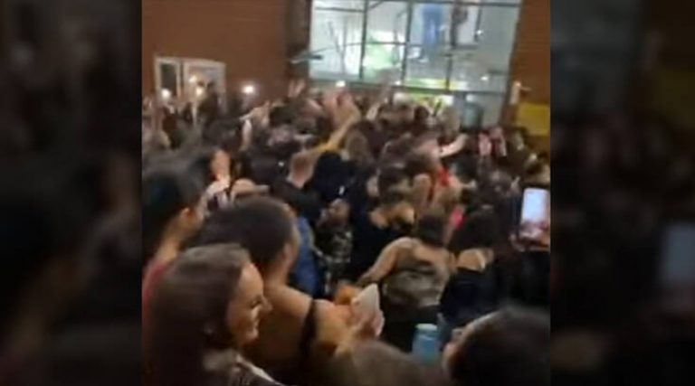 Εικόνες απίστευτου συνωστισμού σε κορονοπάρτι: 200 άτομα χόρευαν χωρίς να τους νοιάζει τίποτα