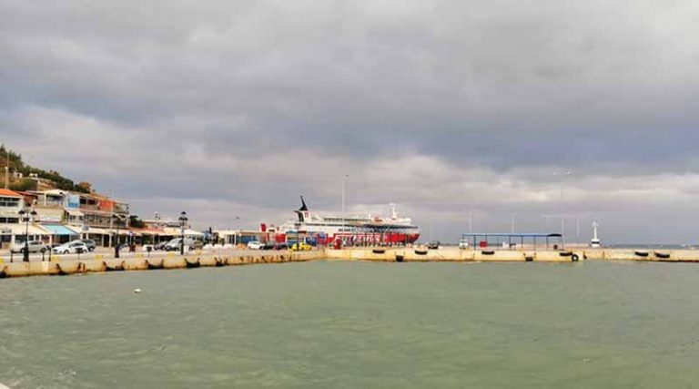 Στο λιμάνι της Ραφήνας θα παραμείνει δεμένο το Fast Ferries Andros λόγω δυσμενών καιρικών συνθηκών