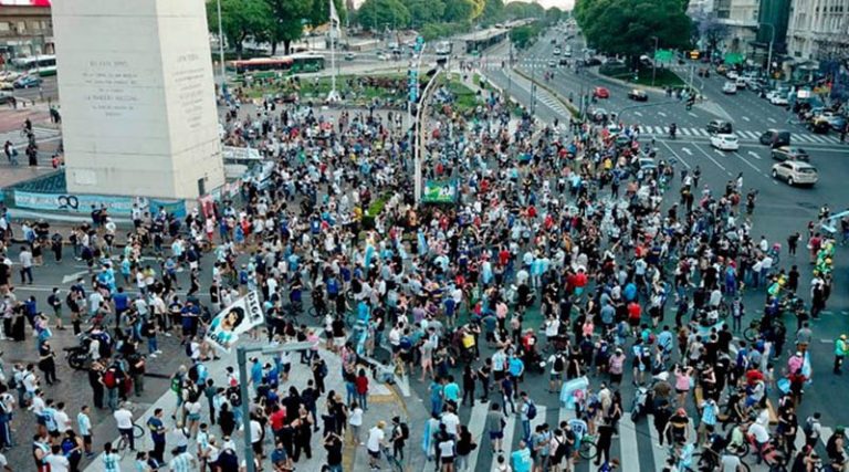 Ντιέγκο Μαραντόνα: Στους δρόμους της Αργεντινής χιλιάδες άνθρωποι για να τιμήσουν τον “Θεό της μπάλας” (φωτό & βίντεο)