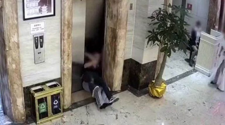 Μεθυσμένοι γκρέμισαν την πόρτα ασανσέρ και έπεσαν αγκαλιά στο κενό! (βίντεο)