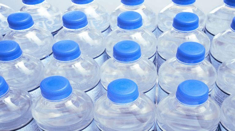 Προειδοποίηση επιστημόνων: «Μη πίνετε νερό από πλαστικά μπουκάλια!»