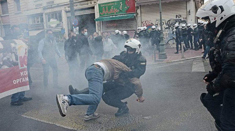 Άρθρο κόλαφος από το Politico: Στα ύψη η αστυνομική βία εν μέσω lockdown στην Ελλάδα