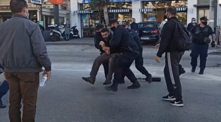 Πολυτεχνείο: Συλλήψεις και στο Ρέθυμνο – «Σηκωτούς» έπαιρναν τους διαδηλωτές (βίντεο)