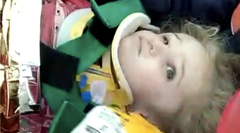 Σμύρνη: Πέθανε το 3χρονο κοριτσάκι που ανασύρθηκε από τα συντρίμμια- Ακόμα, μια 9χρονη ανασύρθηκε νεκρή (βίντεο)