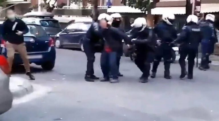 Βίαιη σύλληψη φοιτητή έξω από το σπίτι του – Αστυνομικοί έσπρωχναν τους γονείς του (βίντεο)