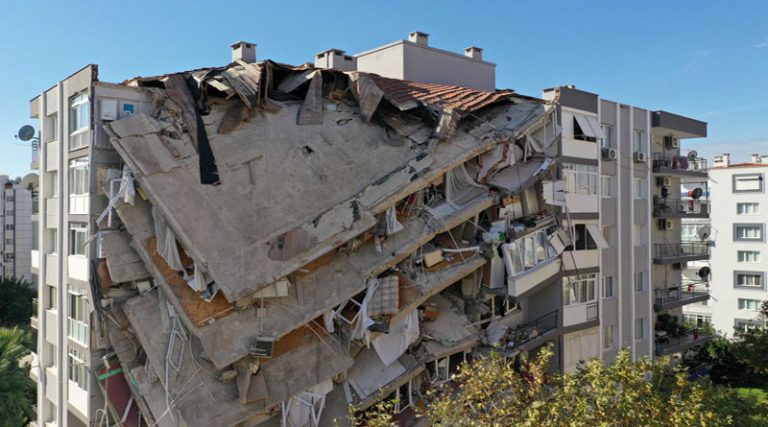 Δυστυχώς αυξήθηκε η λίστα των νεκρών από τον σεισμό στη Σμύρνη – Έφτασαν τους 58