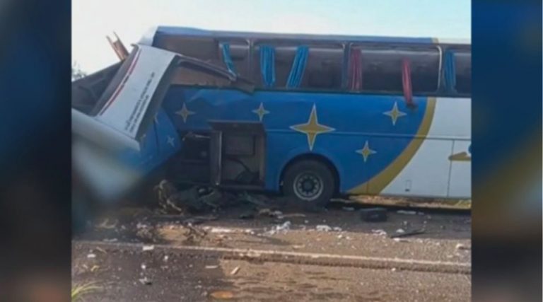 Απίστευτη τραγωδία: Πάνω από 40 νεκροί σε σύγκρουση λεωφορείου με φορτηγό