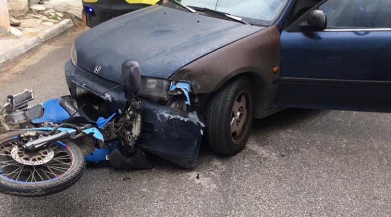 Σοκαριστικό τροχαίο στο κέντρο της Αρτέμιδος – Μηχανάκι βρέθηκε κάτω από αυτοκίνητο, ένας τραυματίας (φωτό)