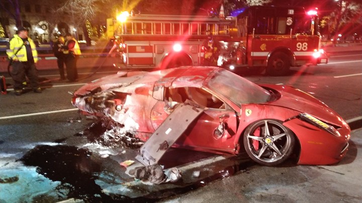 Δείτε πως 22χρονος κατέστρεψε πανάκριβη κόκκινη Ferrari! (φωτό)