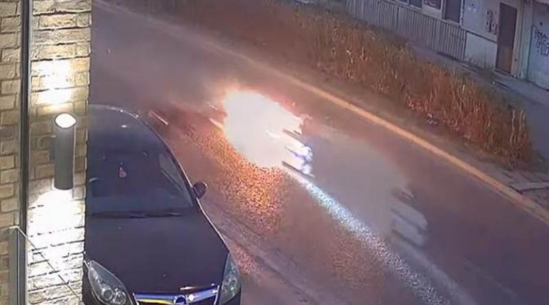 Σοκαριστικό τροχαίο: Μοτοσικλέτα έγινε “μπάλα φωτιάς”! (βίντεο)