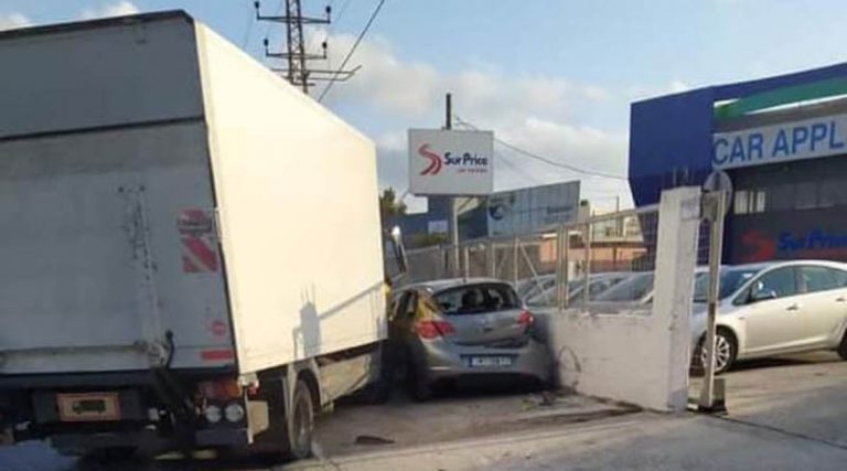 Περίεργο τροχαίο στη Λ. Παιανίας – Μαρκοπούλου: Φορτηγό συγκρούστηκε με νταλίκα & “έλιωσε” ΙΧ αυτοκίνητο! (φωτό)