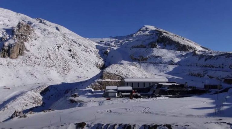 Έπεσαν τα πρώτα χιόνια στον Παρνασσό – Άδειο το χιονοδρομικό κέντρο (βίντεο)