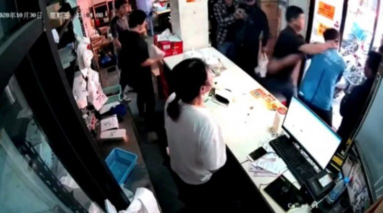 Χαμός σε εστιατόριο! Υπάλληλος έδειρε τον ντελιβερά επειδή άργησε την παραγγελία! (βίντεο)