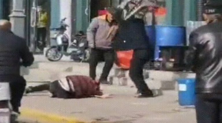 Φρίκη! Άντρας χτυπάει μέχρι θανάτου τη γυναίκα του στον δρόμο και οι περαστικοί απλώς παρακολουθούν! (βίντεο)