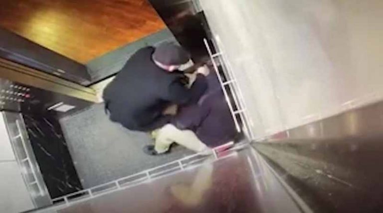 Ρινγκ μέσα σε ασανσέρ! Παππούς πλάκωσε στο ξύλο νεαρό που έβηξε στο πρόσωπό του (video)