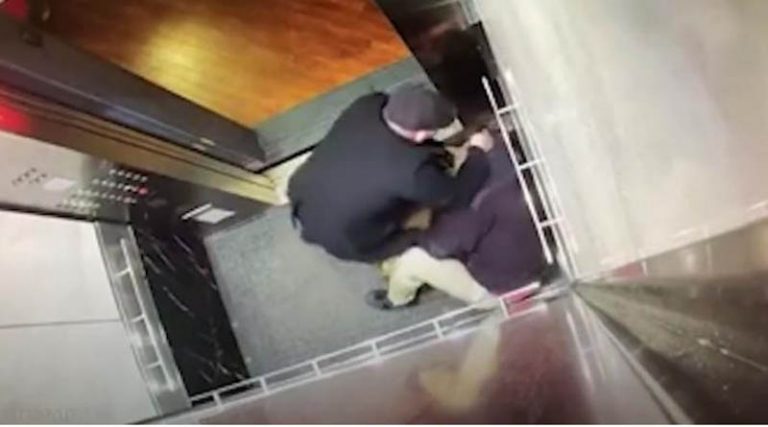 Απίστευτο σκηνικό: Νεαρός βήχει προκλητικά σε ασανσέρ και ηλικιωμένος τον τουλούμιασε στο ξύλο! (βίντεο)