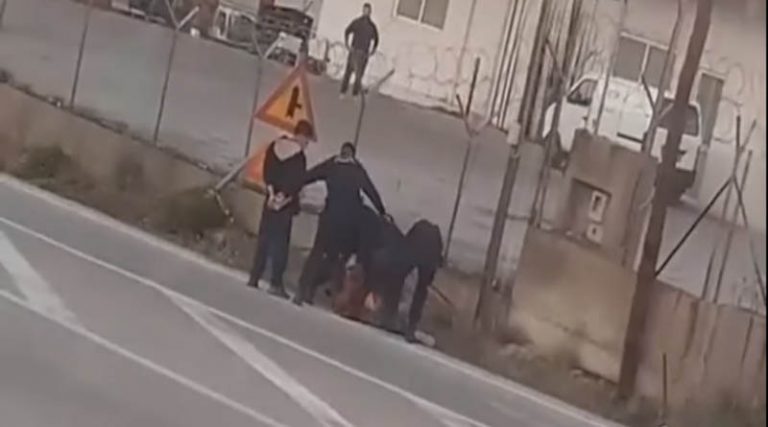 Σε διαθεσιμότητα οι Αστυνομικοί που φαίνεται να  ξυλοκοπούν μετανάστες (βίντεο)