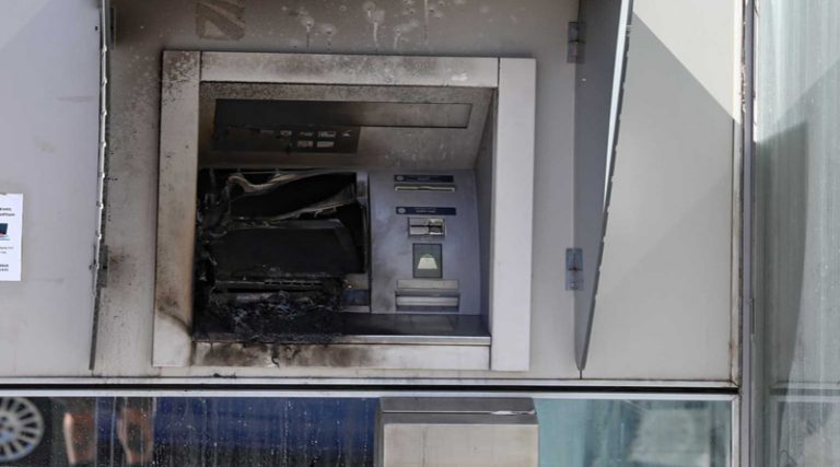 Άγνωστοι έβαλαν φωτιά σε ΑΤΜ τράπεζας