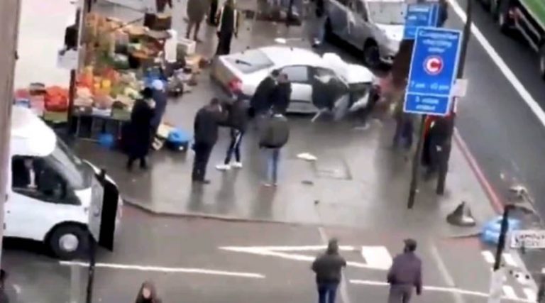 Αυτοκίνητο έπεσε σε πεζούς στο Λονδίνο – Πληροφορίες για τραυματίες (φωτό & βίντεο)