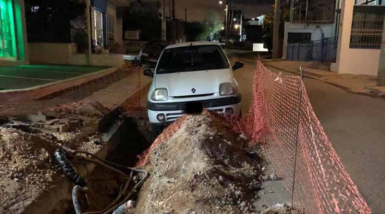 Λαχτάρα με αυτοκίνητο έπεσε σε χαντάκι στην Βραυρώνα (φωτό)