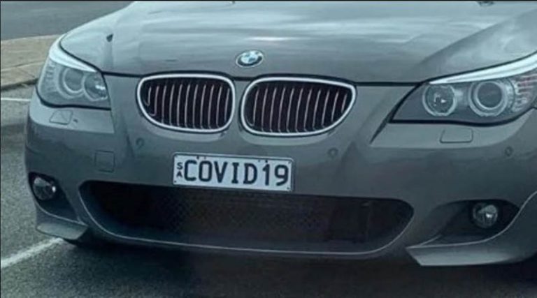 Μυστήριο: Τι κρύβει η προ πανδημίας πινακίδα «COVID19» σε εγκαταλελειμμένη-σκεπασμένη πολυτελής BMW