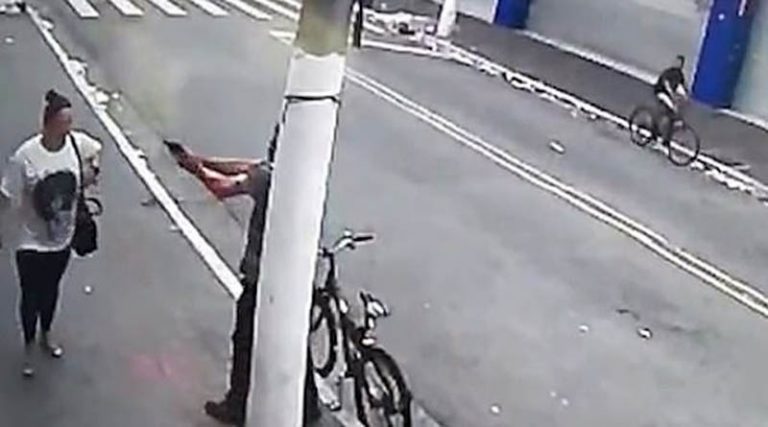 Σοκ με την εν ψυχρώ δολοφονία γυναίκας στη μέση του δρόμου! (φωτό & βίντεο)