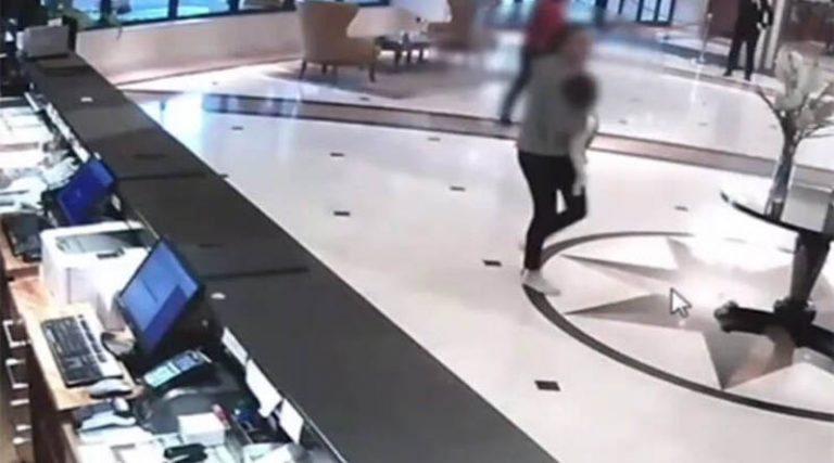 Φριχτή δολοφονία σε 5άστερο ξενοδοχείο: Πα-τέρας χτύπησε στον τοίχο το κεφάλι της ενός έτους κόρης του! (φωτό & βίντεο)