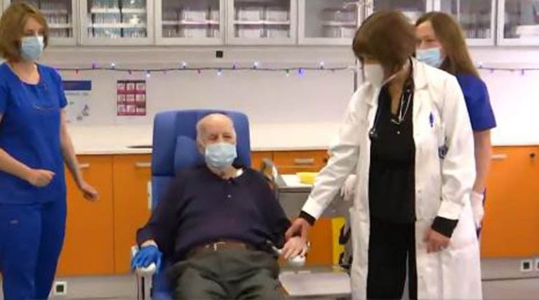 Εμβολιάστηκε ο πρώτος ηλικιωμένος στην Ελλάδα, ο Μ. Γιοβανίδης (βίντεο)
