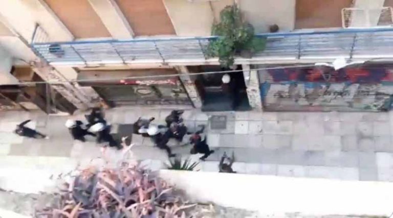 Επέτειος Γρηγορόπουλου: Εισβολή Αστυνομικών σε πολυκατοικία – Έριξαν κρότου λάμψης (βίντεο)