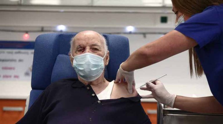 «Πάγωσε» η δήλωση του 88χρονου Μιχάλη Γιοβανίδη: «Εμβολιάστηκα εκεί, από βλακεία μου»