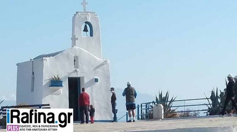 Ραφήνα: Ο Κώστας Καραμανλής στο εκκλησάκι του Αγίου Νικολάου (φωτό)
