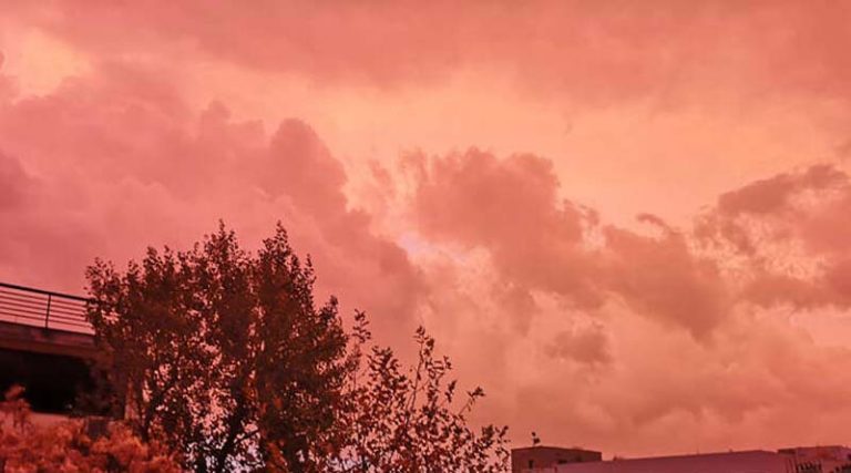 Το σπάνιο φαινόμενο που «έβαψε» κόκκινο τον ουρανό της Αττικής (φωτό)