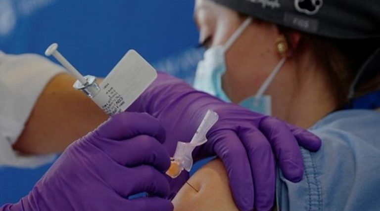 Νέο περιστατικό: Επιπλοκές σε 50χρονη νοσηλεύτρια μετά τον εμβολιασμό της με Pfizer