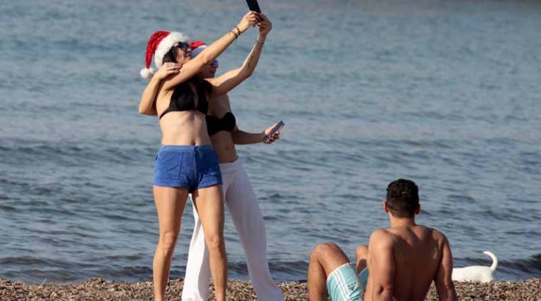 Αττική: Με βουτιές στις κοντινές παραλίες γιόρτασαν τα Χριστούγεννα εν μέσω πανδημίας