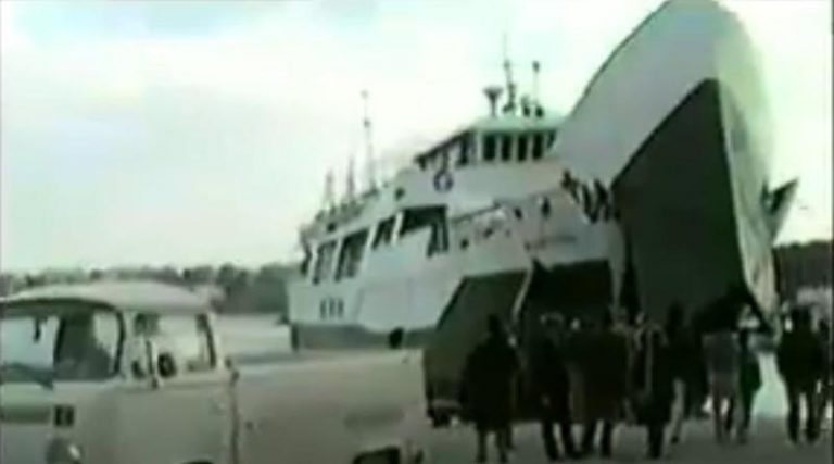 Όταν το “Κάρυστος” αναχωρούσε από το λιμάνι της Ραφήνας (σπάνιο βίντεο)