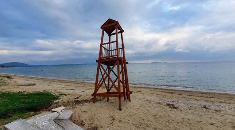 Έτοιμος να γκρεμιστεί ο πύργος του ναυαγοσώστη στην παραλία του Μαραθώνα! (φωτό)