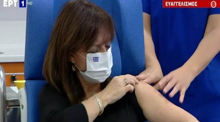 Εμβολιάστηκε η ΠτΔ Κατερίνα Σακελλαροπούλου