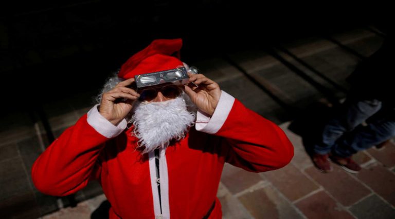 Πήγε ντυμένος «Άγιος Βασίλης» σε γηροκομείο και «κόλλησε» 75 άτομα
