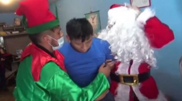 Επική σύλληψη! Αστυνομικοί «Άγιος Βασίλης» και «ξωτικό» μπούκαραν σε σπίτι εμπόρου ναρκωτικών! (video)