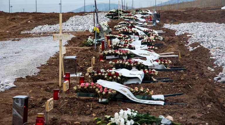 Κορονοϊός: Τα νεκροταφεία και οι ισχυρισμοί για fake news