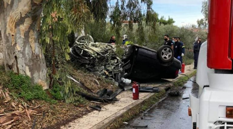 Σοκαριστικό τροχαίο δυστύχημα στην Αρτέμιδα – Αυτοκίνητο καρφώθηκε σε κολόνα της ΔΕΗ! (φωτό)