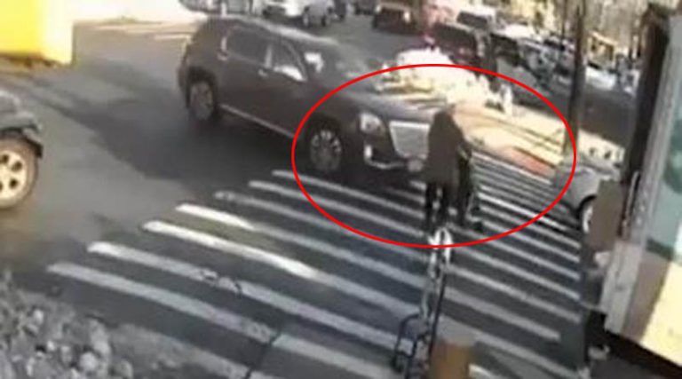 Σοκαριστικό βίντεο: Οδηγός παρασύρει και παρατάει ηλικιωμένη και παιδάκι!