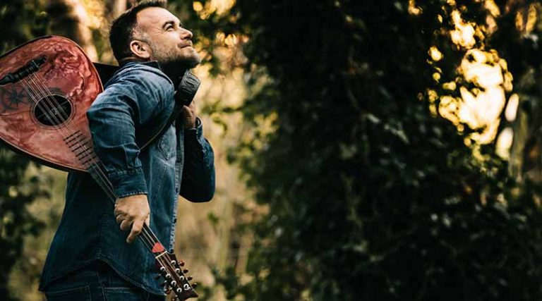 Γιώργος Παντερής: Ο ταλαντούχος Κρητικός τραγουδοποιός επιστρέφει με την ethnique δυναμική μπαλάντα «Ξέσπασμα»