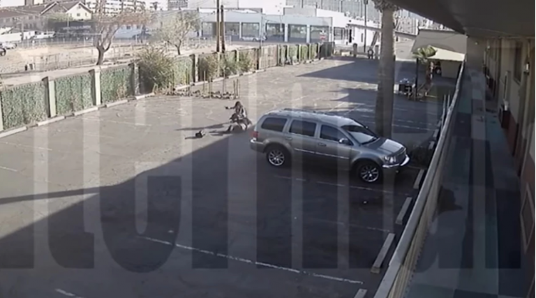 Αστυνομικός πυροβόλησε και σκότωσε ένοπλο που κρατούσε μωρό (βίντεο)